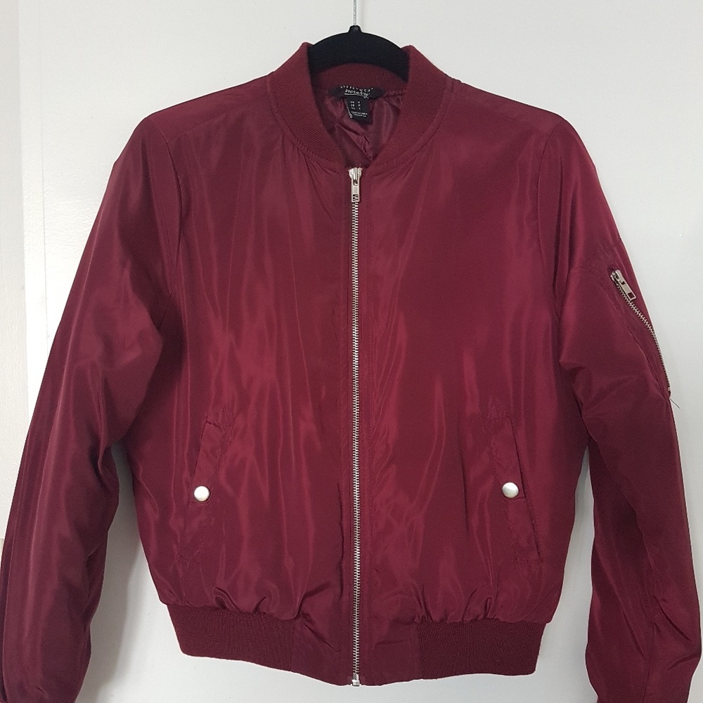 Bomber jacket in burgundy.
